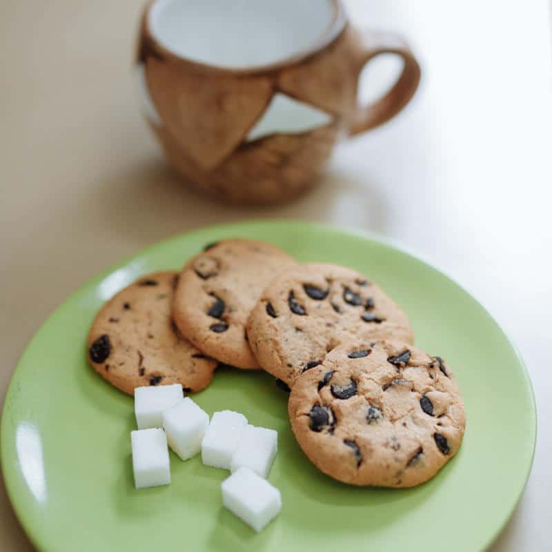 Ein Teller mit Schokokeksen und Würfelzucker sind zu sehen.