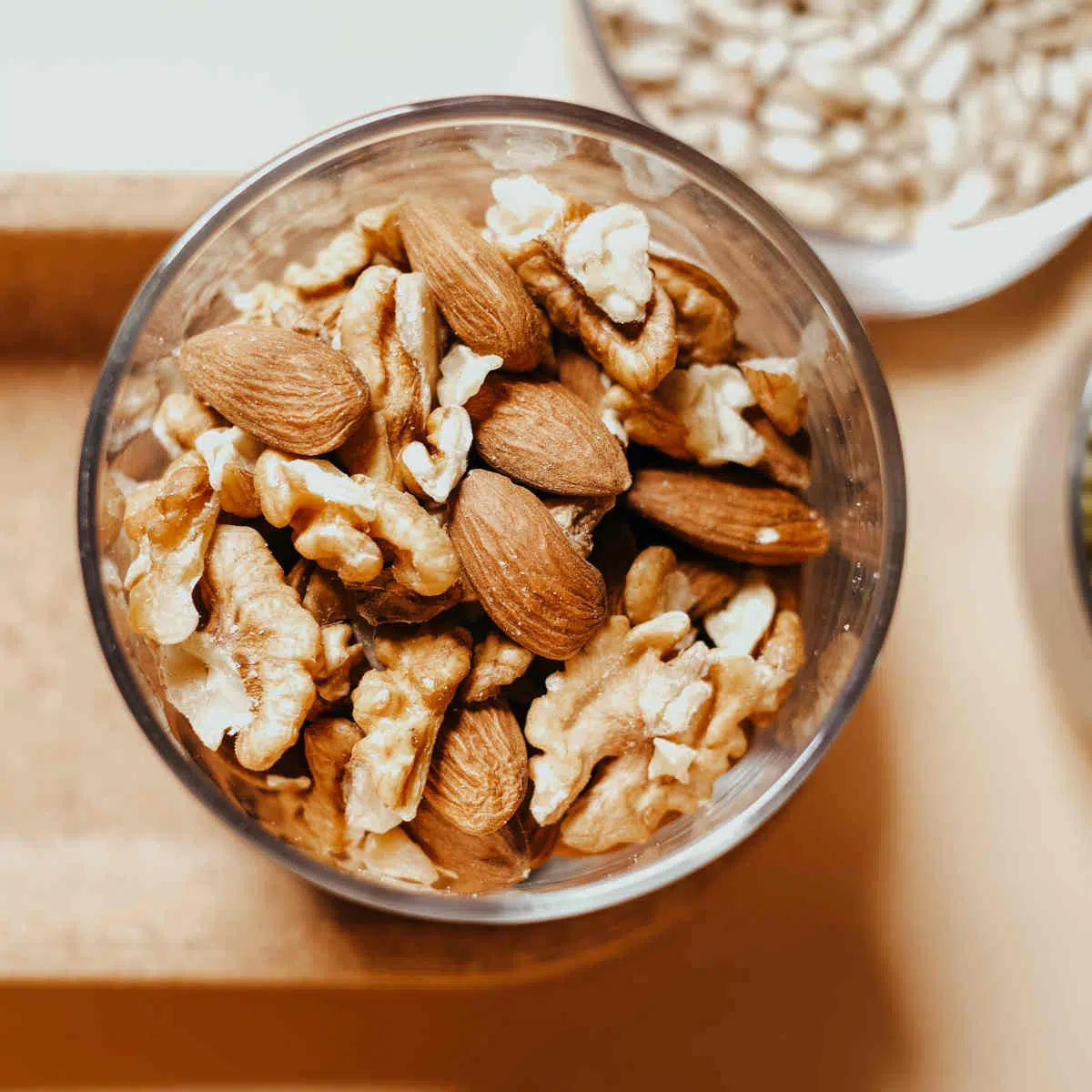 Nüsse und Mandeln sind in einem Vorratsglas