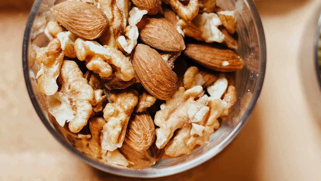 Nüsse und Mandeln sind in einem Vorratsglas