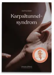 Der Betrachter schaut auf eine Handfläche vor einem dunklen Hintergrund. In weißen Buchstaben stehen die Wörter Schmerzfrei Ratgeber Karpaltunnelsyndrom drauf.