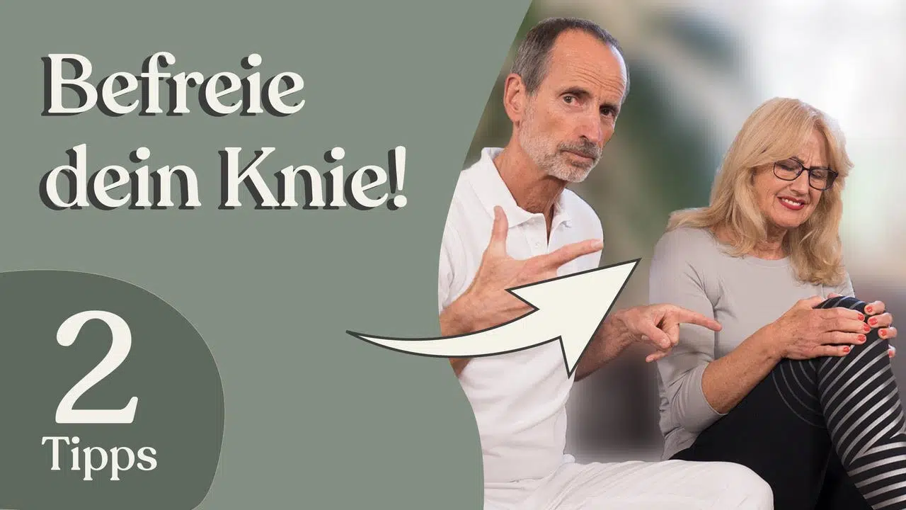 Roland Liebscher Bracht sitzt neben einer Frau, die sich mit schmerzverzerrtem Gesicht ihr Knie hält. Im Bild steht der Text: „Befreie dein Knie! 2 Tipps.“
