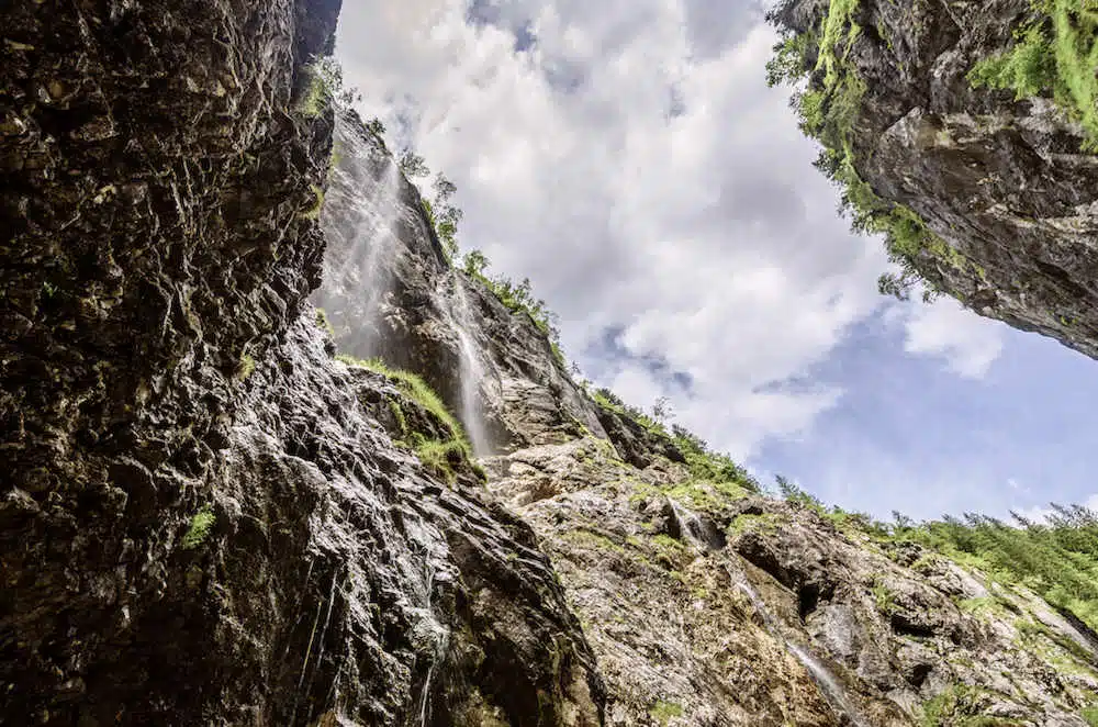Schlucht geöffnet mit Sicht auf Himmel Symbolbild für Therapie bei subakromialem Schultersyndrom Impingement Schulter