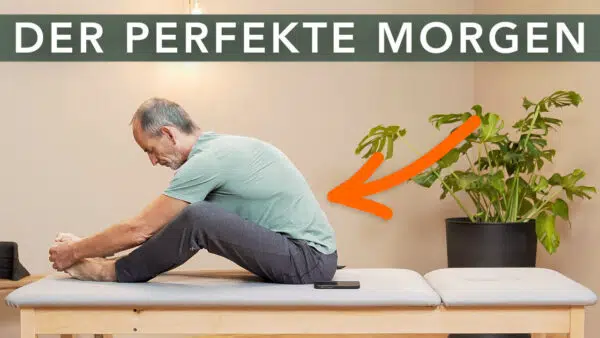 Roland Liebscher-Bracht sitzt aufrecht auf einer therapeutischen Liege. Er beugt seinen Oberkörper nach vorne, um nach seinen Füßen und greifen. In weißer Schrift vor grünem Hintergrund steht: Der perfekte Morgen.