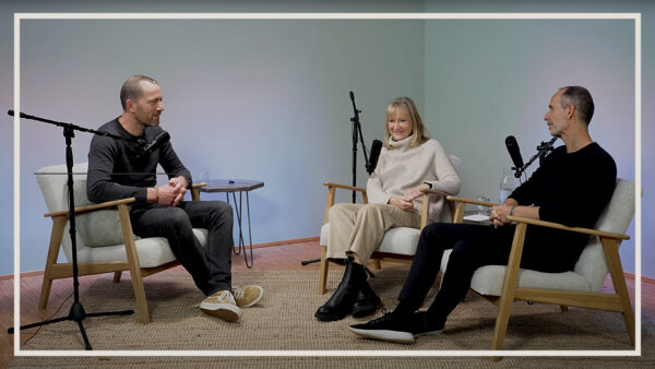 Roland Liebscher-Bracht und Petra Bracht sitzen in hellen Sesseln und werden von einem Mann interviewt, der ihnen gegenüber sitzt.