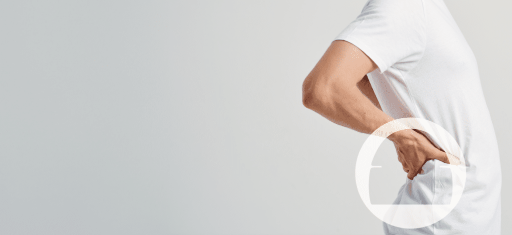 Ein Mann berührt mit beiden Händen seinen unteren Rücken. Darüber ist graphisch der ISG-Ischias-Retter angedeutet.