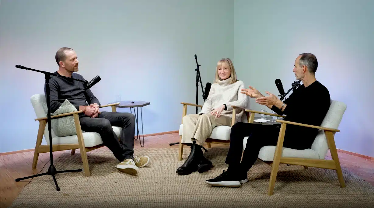Das Bild zeigt die Aufnahme des YouTube Creator-Podcasts: Rechts sitzen Dr. Petra Bracht und Roland Liebscher-Bracht, links Georg Nolte, Pressesprecher von Youtube.