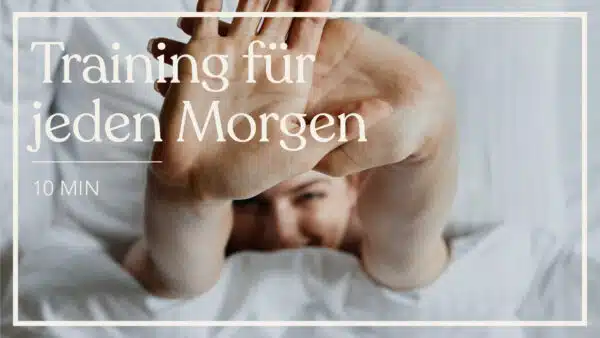 Der Fokus liegt auf zwi Händen, die sich Richtung Kamera strecken. Eine Person liegt dabei im einem weiss bezogenen Bett. Auf dem Bidld steht der Text