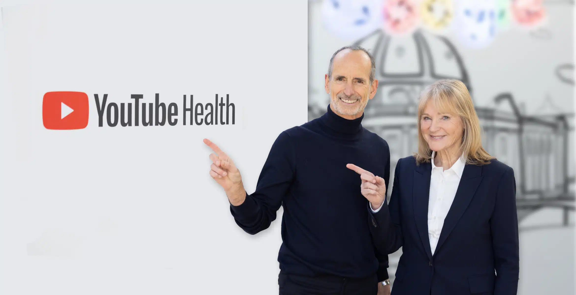 Petra Bracht und Roland Liebscher-Bracht zeigen auf einen Wand mit dem YouTube-Logo
