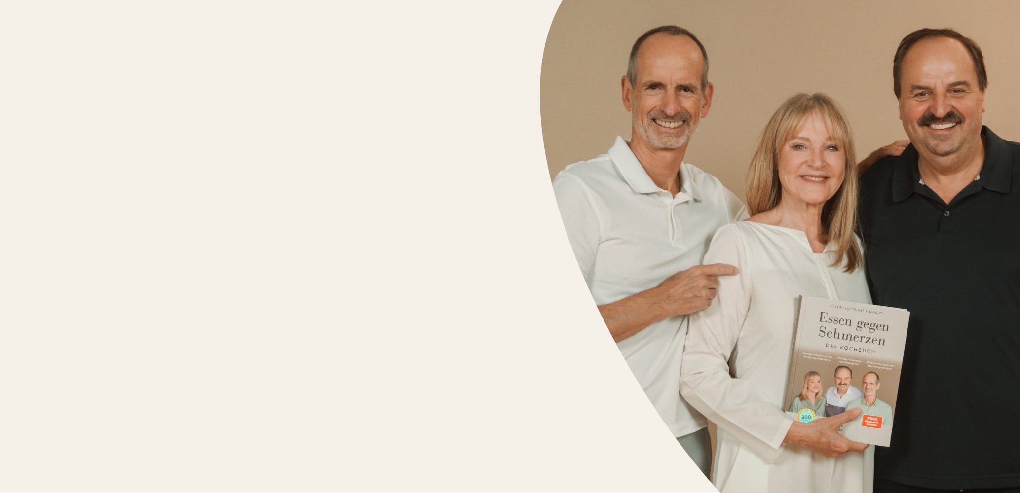 Roland Liebscher-Bracht, Petra Bracht und Johann Lafer lächeln in die Kamera. Petra Bracht Hält das Buch Essen gegen Schmerzen in den Händen.