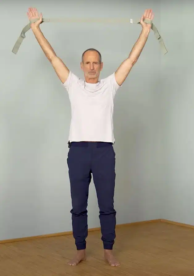 Roland führt eine Übung mit dem Schulterretter bei Schulterschmerzen aus