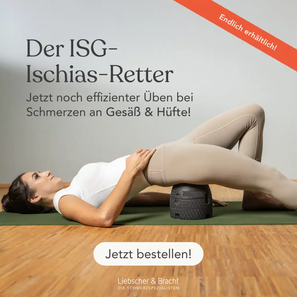 Eine Frau dehnt ihren Gesäß-Hüftbereich auf einer Übungsmatte, indem sie sich mit dem Gesäß auf den ISG-Ischias-Retter von Liebscher & Bracht legt. Auf dem Banner steht: Jetzt noch effizienter Üben bei Schmerzen an Gesäß & Hüfte!