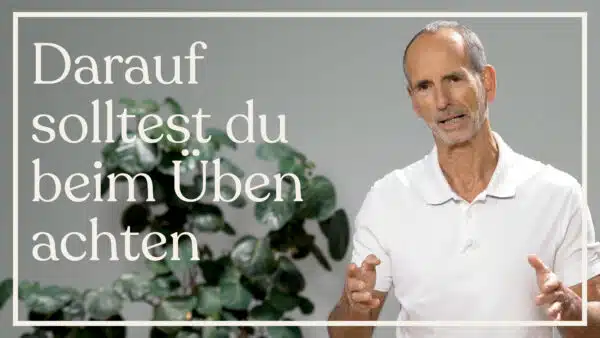 Roland Liebscher-Bracht ist rechts im Bild, links steht: Darauf solltest du beim Üben achten