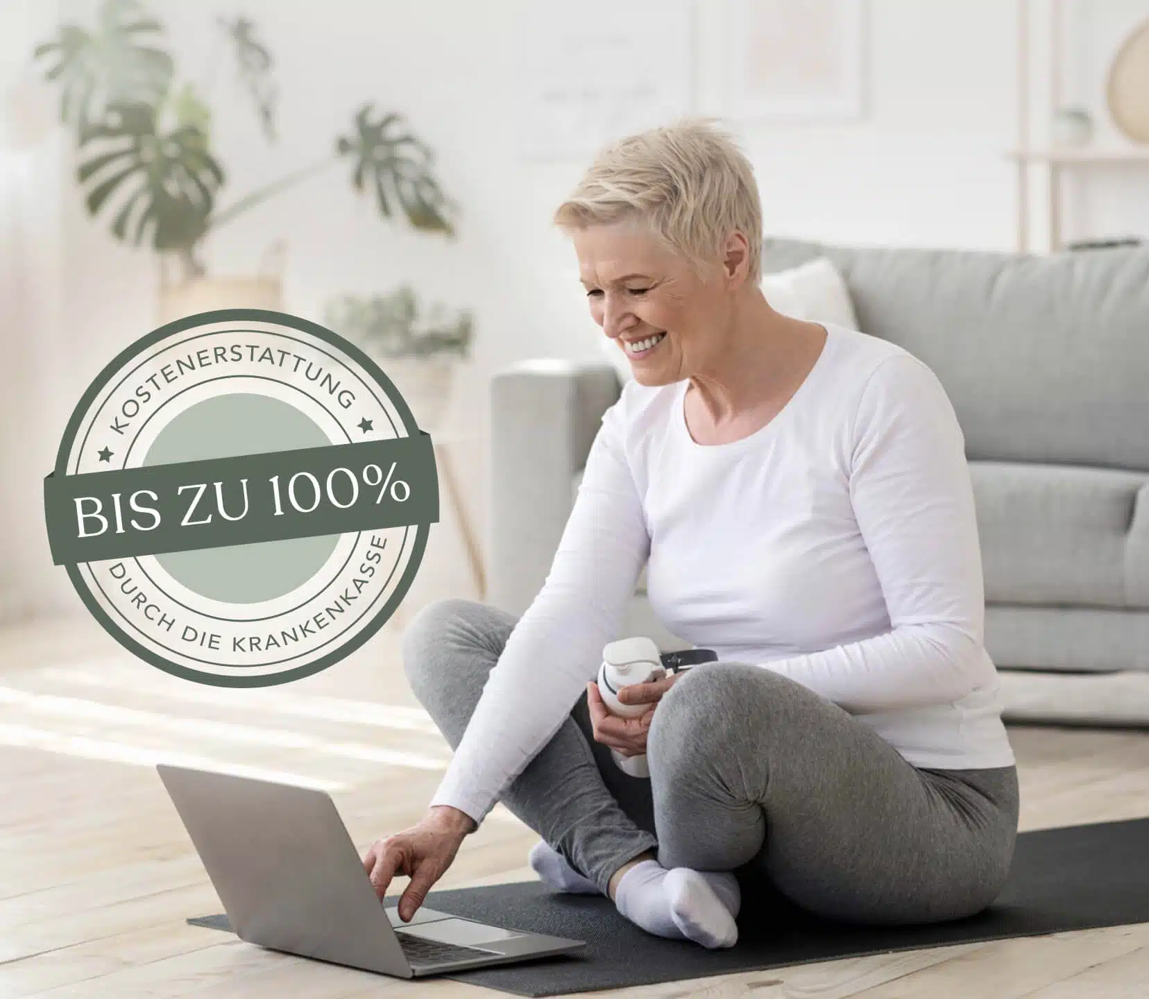 Eine Frau in Sportkleidung sitzt auf ihrer Übungsmatte und bedient ihren Laptop, der vor ihr auf der Matte steht.