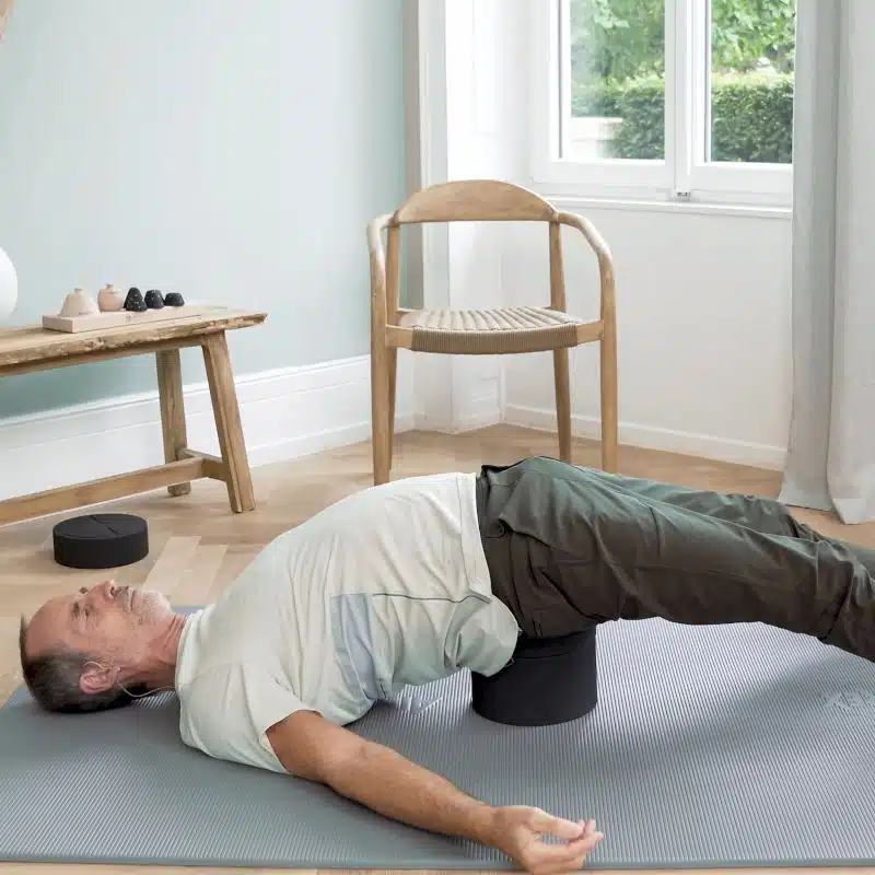 Übung unterer Rücken unter Nutzung Rückenretter für Kreuzbein