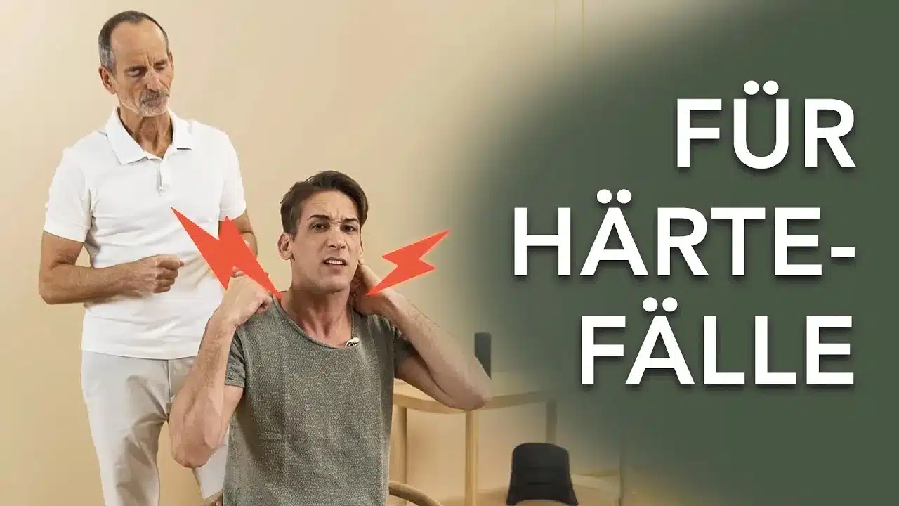 Roland Liebscher-Bracht steht hinter einem jungen Mann, der mit schmerzverzerrtem Blick in die Kamera schaut und sich an den Nacken fasst. Rechts im Bild steht der Text "Für Härtefälle".