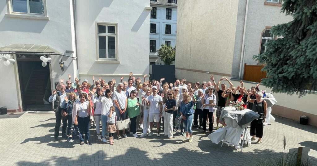 Ein Gruppenfoto im Innenhof vor dem Liebscher & Bracht Gesundheitszentrum
