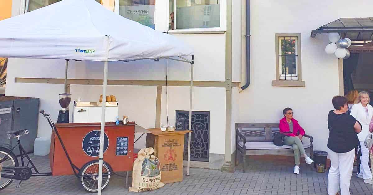 Ein Kaffeestand unter einem Pavillon im Hof des Liebscher & Bracht Gesundheitszentrums