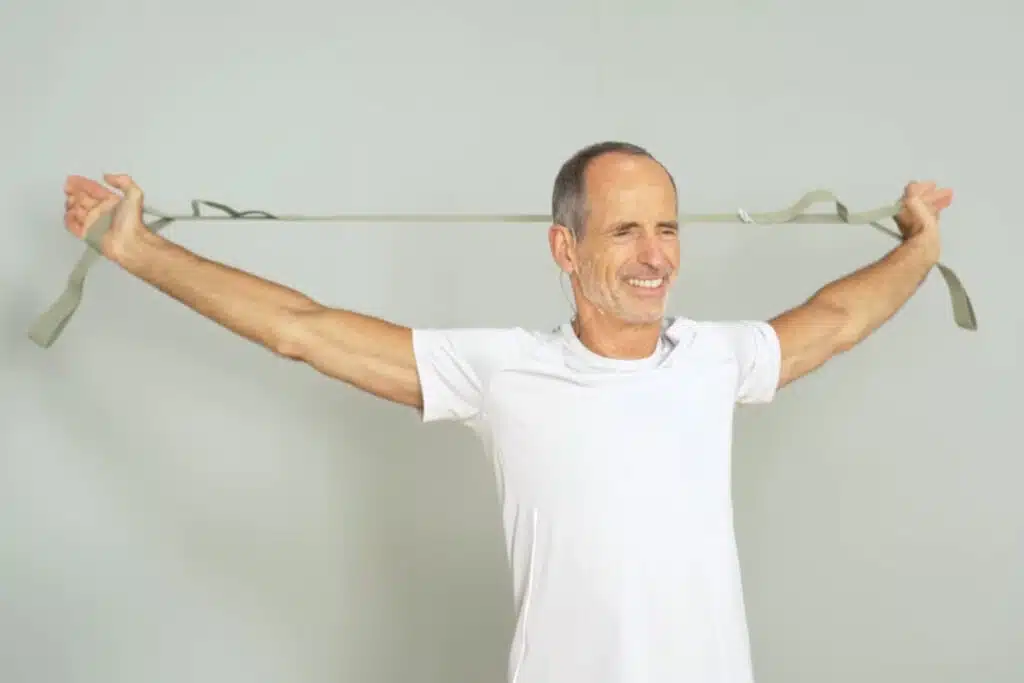 Roland führt eine Übung mit dem Schulterretter bei Schulterschmerzen aus