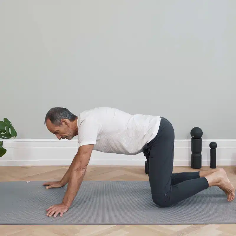 Roland Liebscher-Bracht ist am Boden auf allen vieren.