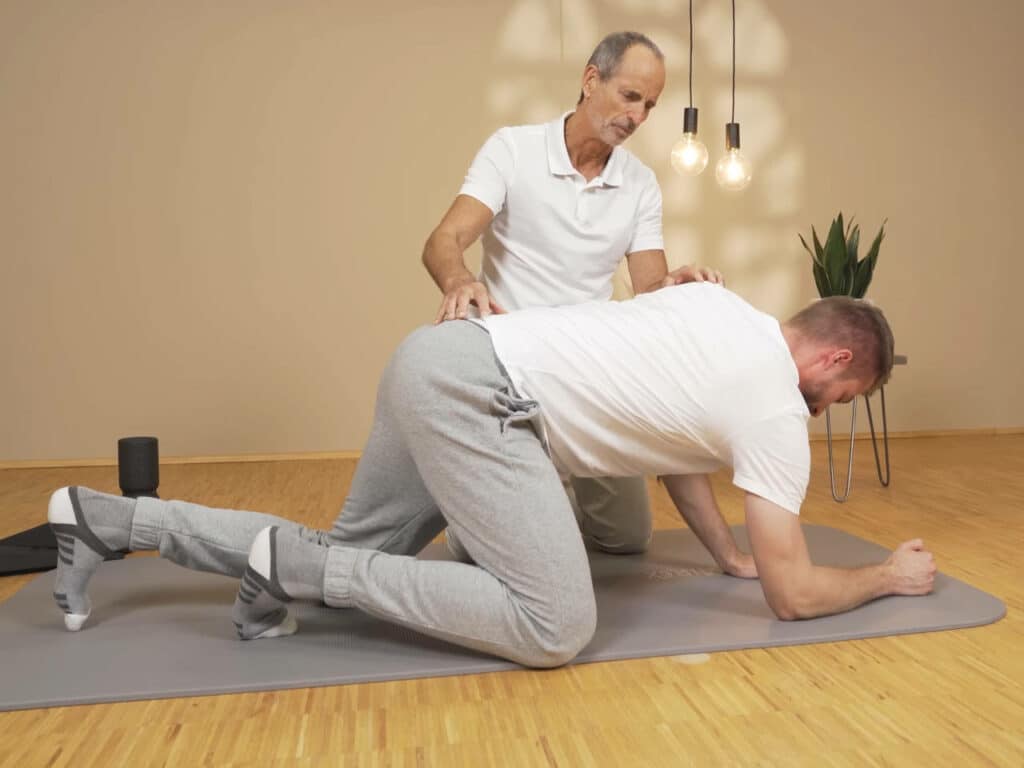 Ein Mann ist auf allen vieren am Boden.