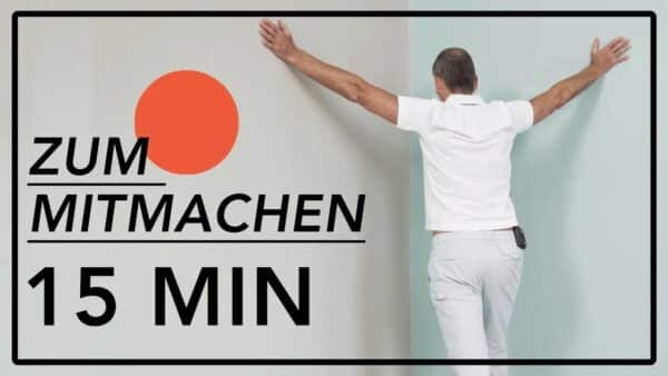 Links im Bild steht der Text: "Zum Mitmachen - 15 Minuten". Rechts daneben steht ein Mann und macht mit ausgebreiteten Armen eine Übung in einer Raumecke.