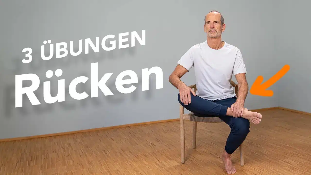 Roland Liebscher-Bracht sitzt auf einem Stuhl und hat seine Beine für eine Übung überschlagen. Im Bild steht der Text: "3 Übungen - Rücken".