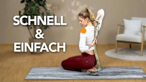 Eine junge Frau kniet am Boden. Hinter ihrem oberen Rücken hält sie mit beiden Hände eine grüne Schlaufe. Links im Bild steht der Text: "Schnell und einfach".