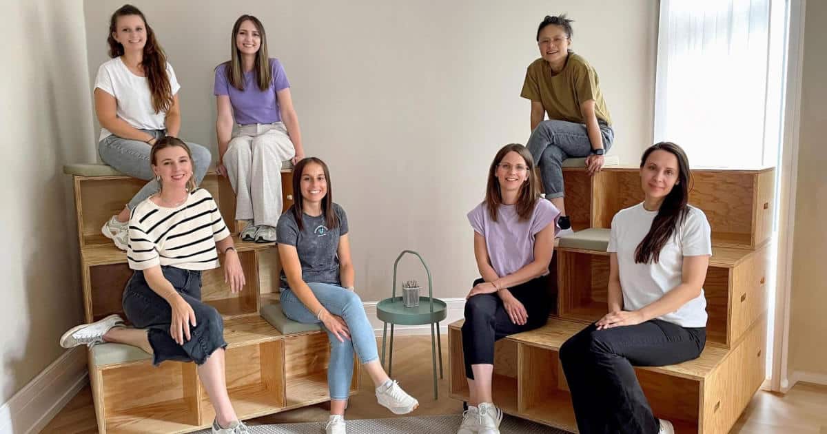 Gruppenbild mit 7 Frauen, die gemeinsam das People & Culture Team von Liebscher & Bracht bilden