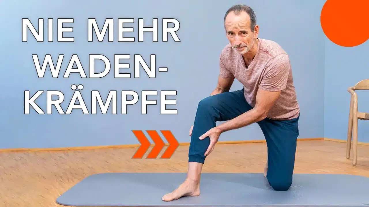 Eine Person kniet am Boden und hält sich mit beiden Händen die rechte Wade. Daneben steht in weißen Buchstaben: "Nie mehr Wadenkrämpfe"