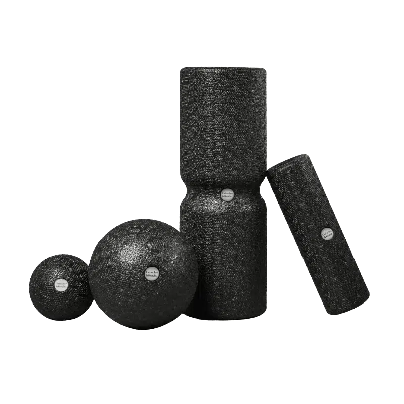 Zu sehen ist das Faszien-Rollmassage-Set von Liebscher & Bracht, das aus insgesamt vier Teilen besteht: zwei Faszienkugeln und zwei Faszienrollen in unterschiedlichen Größen.