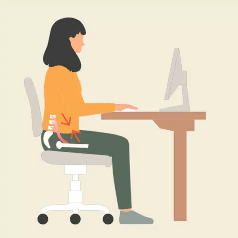 Grafik einer Person, die am Schreibtisch am Computer sitzt. Ihr Hüftbeuger ist eingezeichnet und zwei rote Pfeile deuten an, dass der Muskel eher kurz ist.