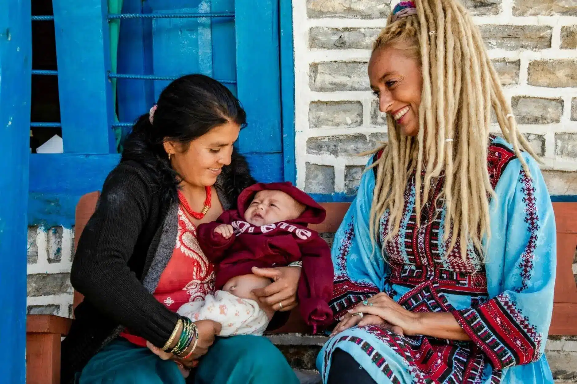 Rechts die Gründerin von Back to Life, Stella Deetjen. Links eine junge nepalesische Frau mit einem Säuglimg auf ihrem Arm