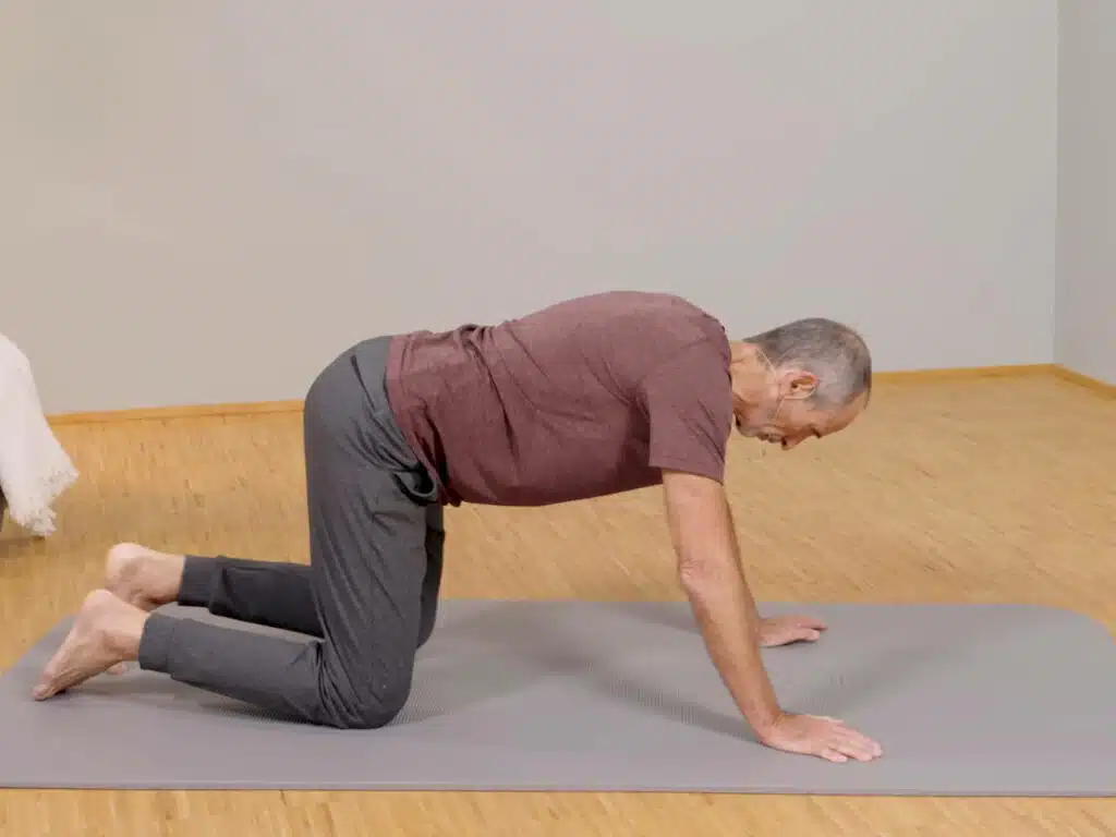 Roland Liebscher-Bracht ist auf einer Übungsmatte auf alle Viere gegangen.