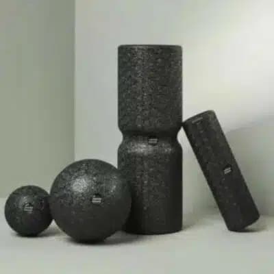 Zu sehen ist das Faszien-Set von Liebscher & Bracht mit der Mini-Faszienkugel, der Medi-Kugel, der Medi-Rolle und der Mini-Rolle