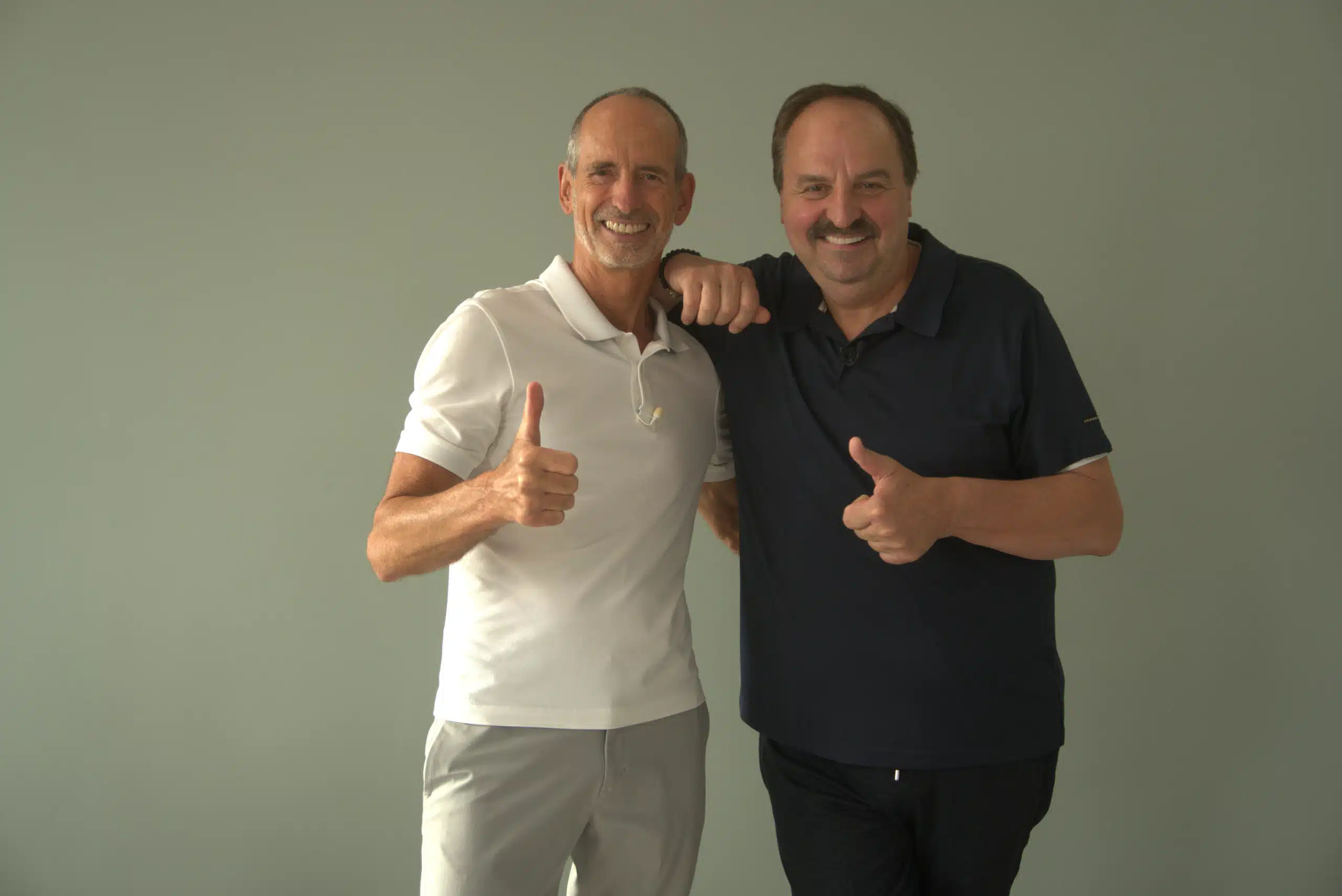 Roland Liebscher-Bracht und Johann Lafer stehen nebeneinander und zeigen den Daumen hoch.