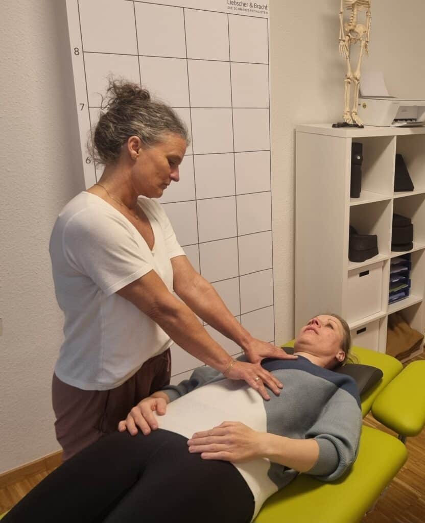 Nicola Arnold behandelt eine Patientin mit der Osteopressur.