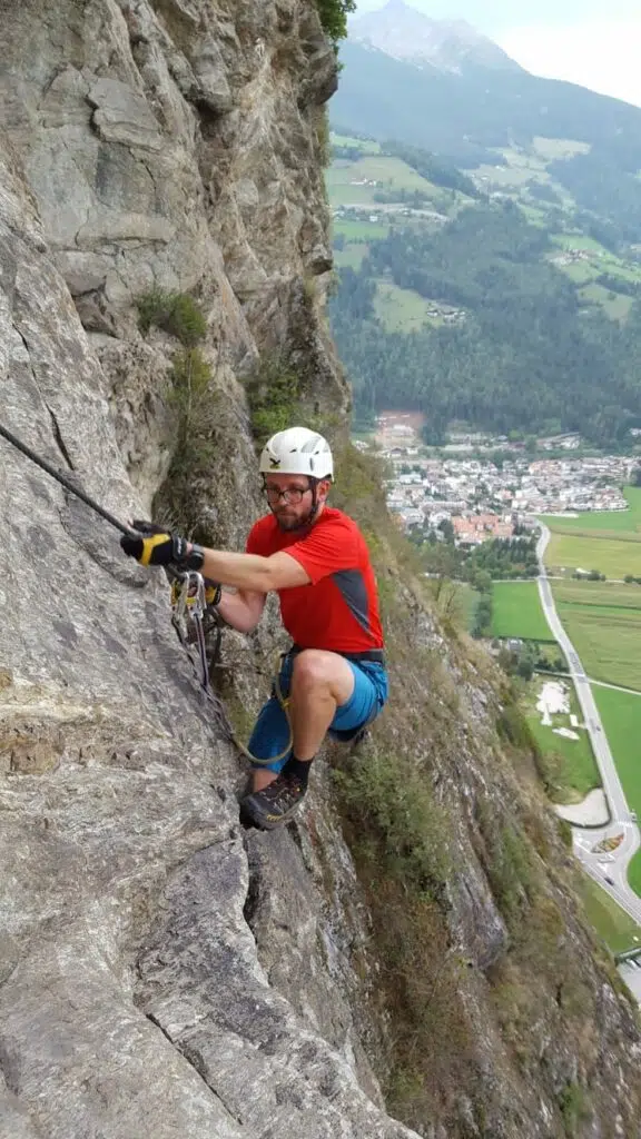 Roland klettert an einer Felswand
