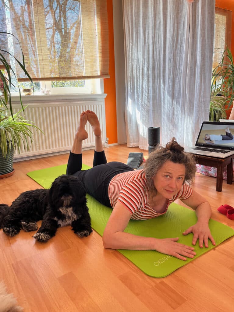 Yvonne macht eine Liebscher & Bracht Übung auf der Matte