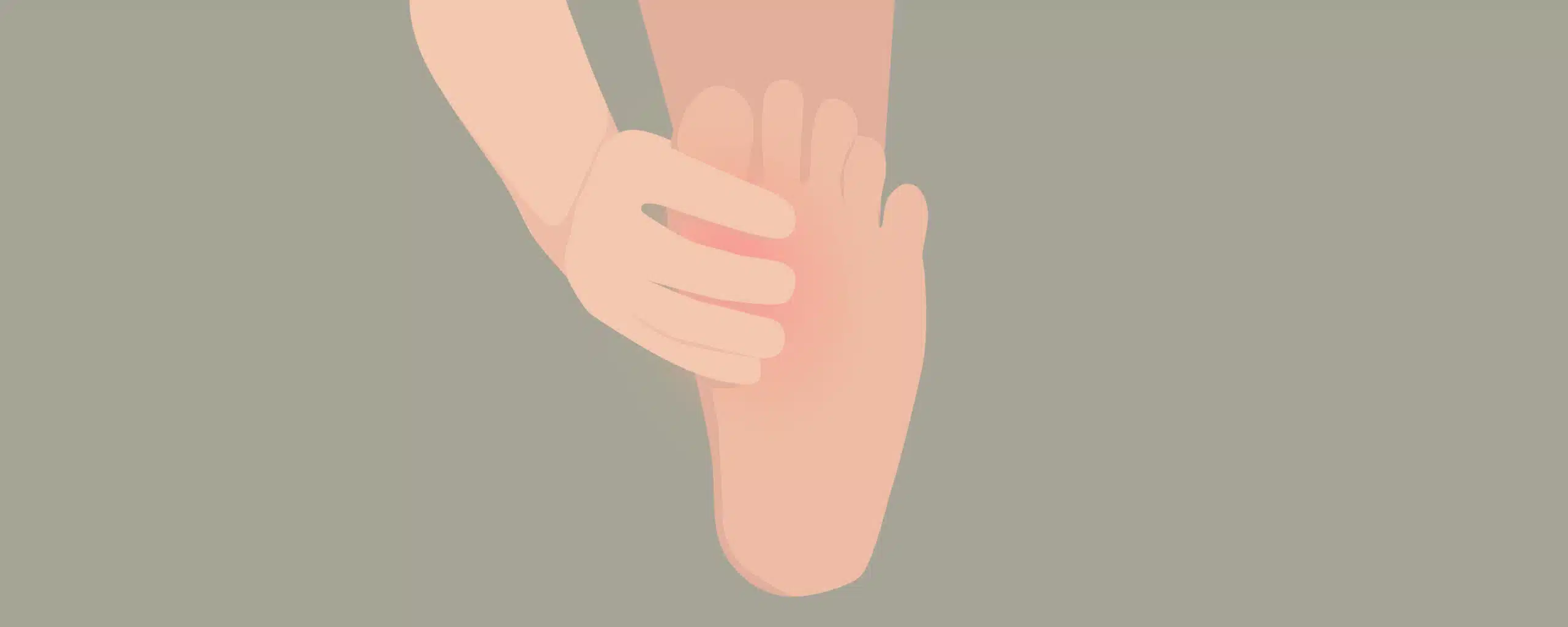 Eine Person mit Hallux Valgus fasst sich mit der Hand an den schmerzenden Großzeh